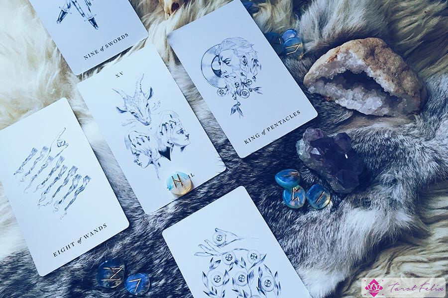 Una lectura de tarot utilizando la tirada de luna llena de Capricornio 
