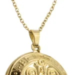 El relicario de San Benito: fe y escudo espiritual en una joya devocional.