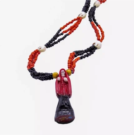 protección contra dañosROSARIO COLLAR SANTA MUERTE REVERSIBLE – DOBLE PROTECCIÓN CONTRA DAÑOS  Este rosario collar Santa Muerte reversible está diseñado para quienes buscan máxima defensa energética. Con dos lados simbólicos — uno para proteger y otro para revertir agresiones espirituales — ofrece una herramienta ritual versátil en tu día a día.  Curado y activado espiritualmente